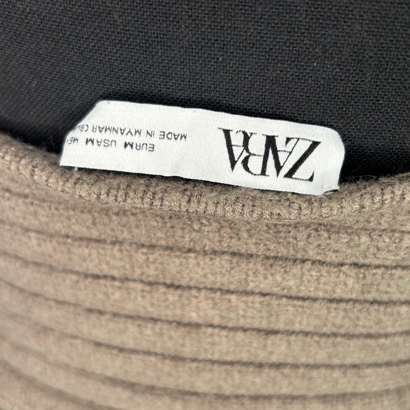 Zara Ribbed Knit Crop Top – Neutral Luxe, Body-Hugging Fit - Picture 3 of 4